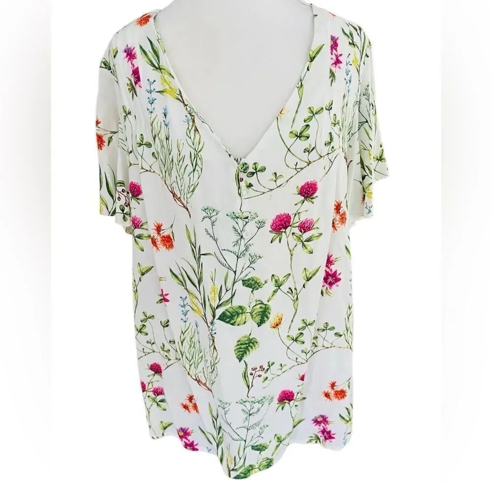 Rachel Zoe split neck with button front Floral Blouse , flutter sleeves sz 1X.